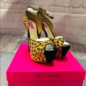 betsey johnson leanah leopard pumps